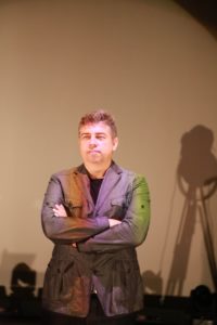 Andrzej Groda oświetlony przez urządzenie serii