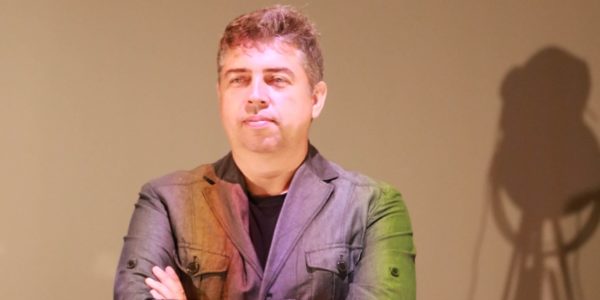 Andrzej Groda oświetlony przez  urządzenie serii